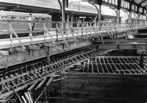 169135 Gezicht op de werkzaamheden ten behoeve van de verbouwing van de perrontunnel van het N.S.-station Nijmegen te ...